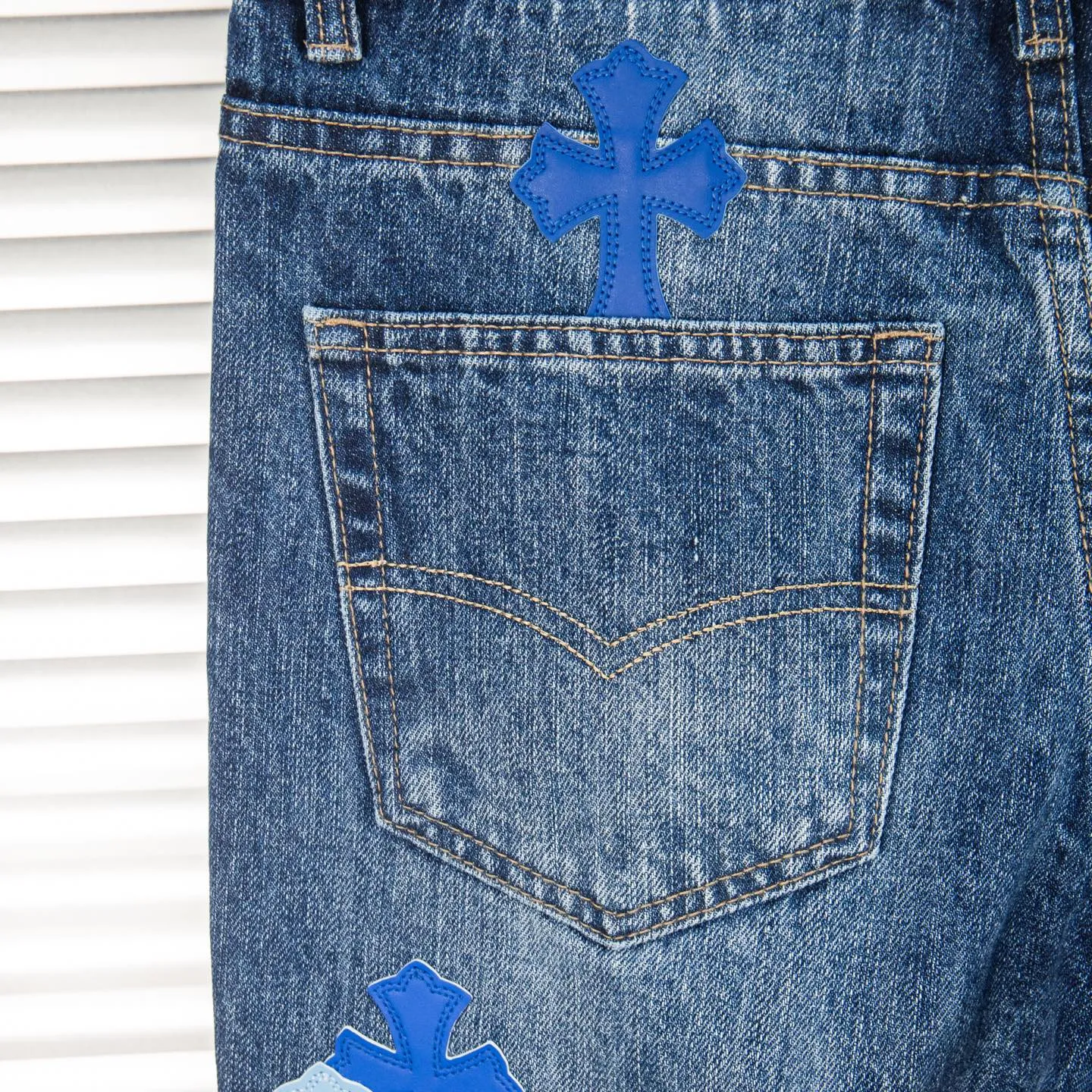 P260 Chrome Hearts Miami-limited blue pants, blue leather cross couple jeans, hot trend this season, sought after by countless celebrities and fashionistas. The neat details of the cutting process add color to the playful fashion! The neat and meticulous design, and the well-fitting structure is unique. The upper body not only has outstanding recognition, but also looks younger and younger. A style with the ultimate wearing meaning and performance, gorgeous color matching, and the craftsmanship of this style is also extremely extraordinary. After the finished product is washed, it is disassembled and hand-made with sheepskin cross leather and then spliced ​​together to complete. The whole piece has too many craftsmanship to describe. It is decorated with patchwork cross flowers and high-waisted washed jeans! ! Absolutely high-end luxury product, a god-level single product, a super popular product, made by top heavy industry, a magic weapon that cannot be missed to hit the streets. Style number: 1832 Size: 28 30 32 34 36 Color: blue